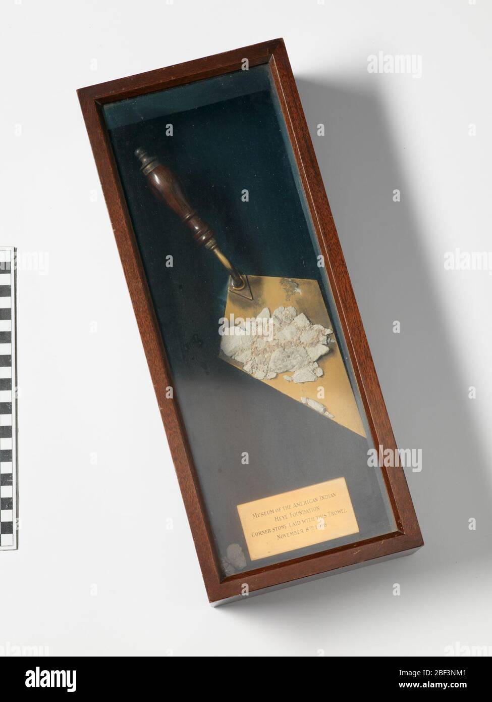 Cazzuola. Usato per porre la pietra angolare del Museum of the American Indian-Heye Foundation Building a Broadway e 155th Street a New York City il 8 novembre 1916; catalogato nelle collezioni NMAI nel 2019.avete una preoccupazione, una correzione, o qualcosa da aggiungere? Foto Stock