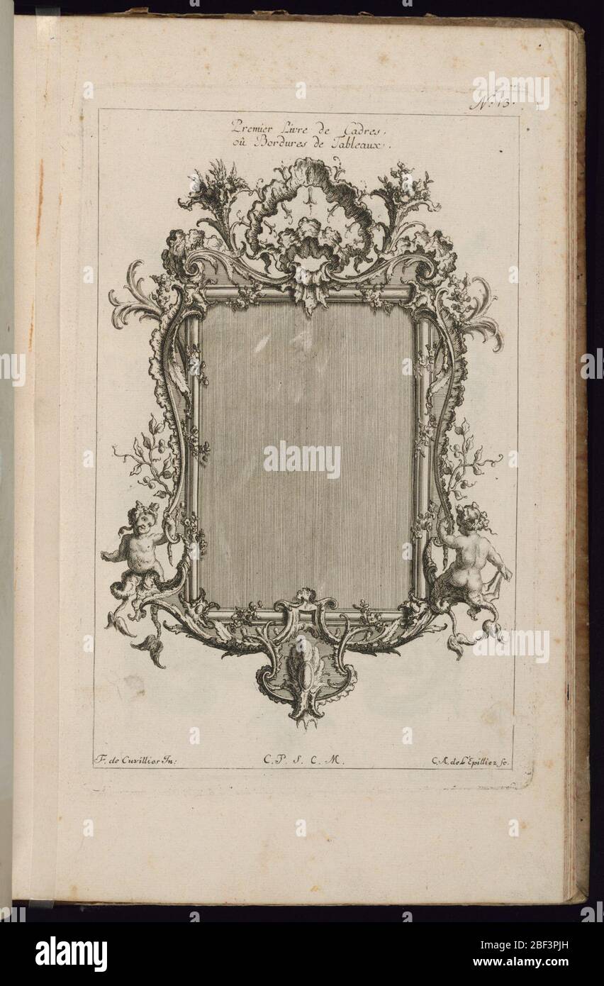 Frame con Young Tritons Premier Livre de cadres primo Libro di Frames. Telaio verticale per specchio o pittura, forma rettangolare, circondato da due figure di giovani tritoni in basso a sinistra e a destra. Vegetazione, decorazione floreale e viti completano lo schema ornamentale. Foto Stock