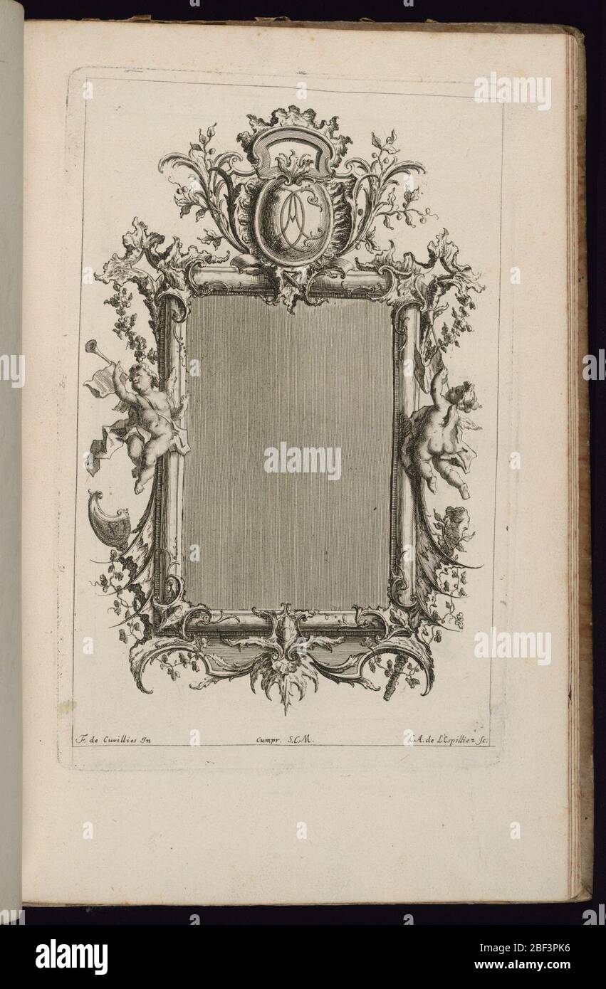 Telaio con Cartouche Premier Livre de cadres primo Libro di Frames. Telaio verticale per uno specchio o un dipinto, forma rettangolare, sormontato con un cartouche con una cipher all'interno. A sinistra e a destra, due figure di putti suonano trombe. Foto Stock