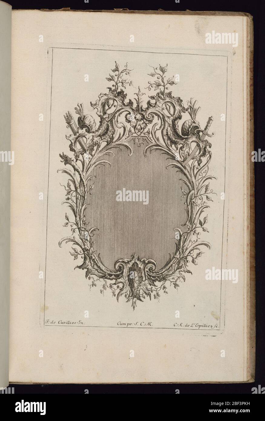 Telaio con rami Rocaille Cartouche Laurel e bonnet turchi Troisime Livre de cadres terzo Libro di Frames. Telaio verticale per uno specchio o un dipinto, sormontato da due cartocchi rocaille, rami di alloro e cofani turchi. Armi e ornamenti vegetali completano lo schema decorativo. Foto Stock