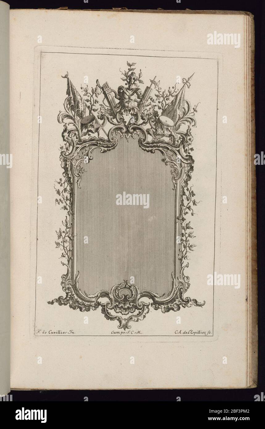 Cornice con Trofeo Deuxime Livre de cadres secondo Libro dei Frames. Telaio verticale per uno specchio o un dipinto, un trofeo di braccia e armatura in cima circondato da striscioni e tamburi. Viti di vite ai lati destro e sinistro. Foto Stock
