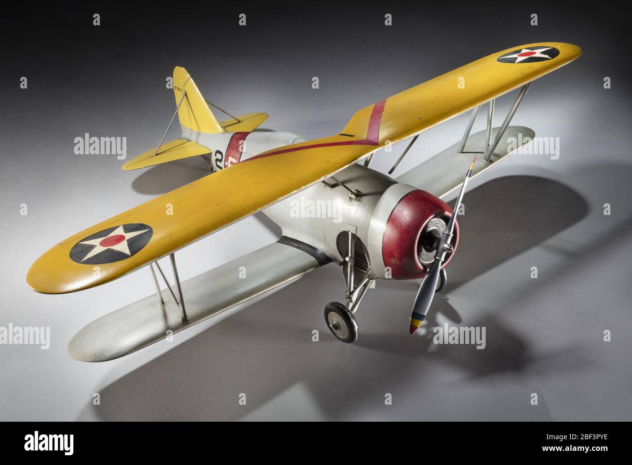 Modello statico Grumman F3F1. Modello in legno e metallo di un aereo da combattimento Grumman F3F in fusoliera grigio chiaro con bande rosse sulla cappottatura e fusoliera posteriore, superficie superiore gialla dell'ala superiore con linea rossa "V" e nera e superfici dell'ala argentata; con attrezzatura di atterraggio retrattile.scala 1/16. Foto Stock