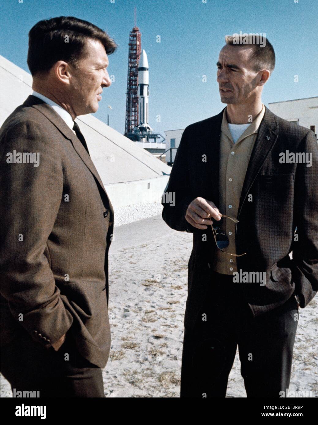 (22 gennaio 1968) --- due primi membri dell equipaggio del primo Apollo manned space flight erano presenti a Cape Kennedy per il lancio di Apollo V (LM-1/Saturno 204) unmanned space mission. Sulla sinistra si trova l'astronauta Walter Schirra M. Jr.; e sulla destra è astronauta R. Walter Cunningham. In background è l'Apollo V pila al Launch Complex 37 pronto per il lancio. Foto Stock