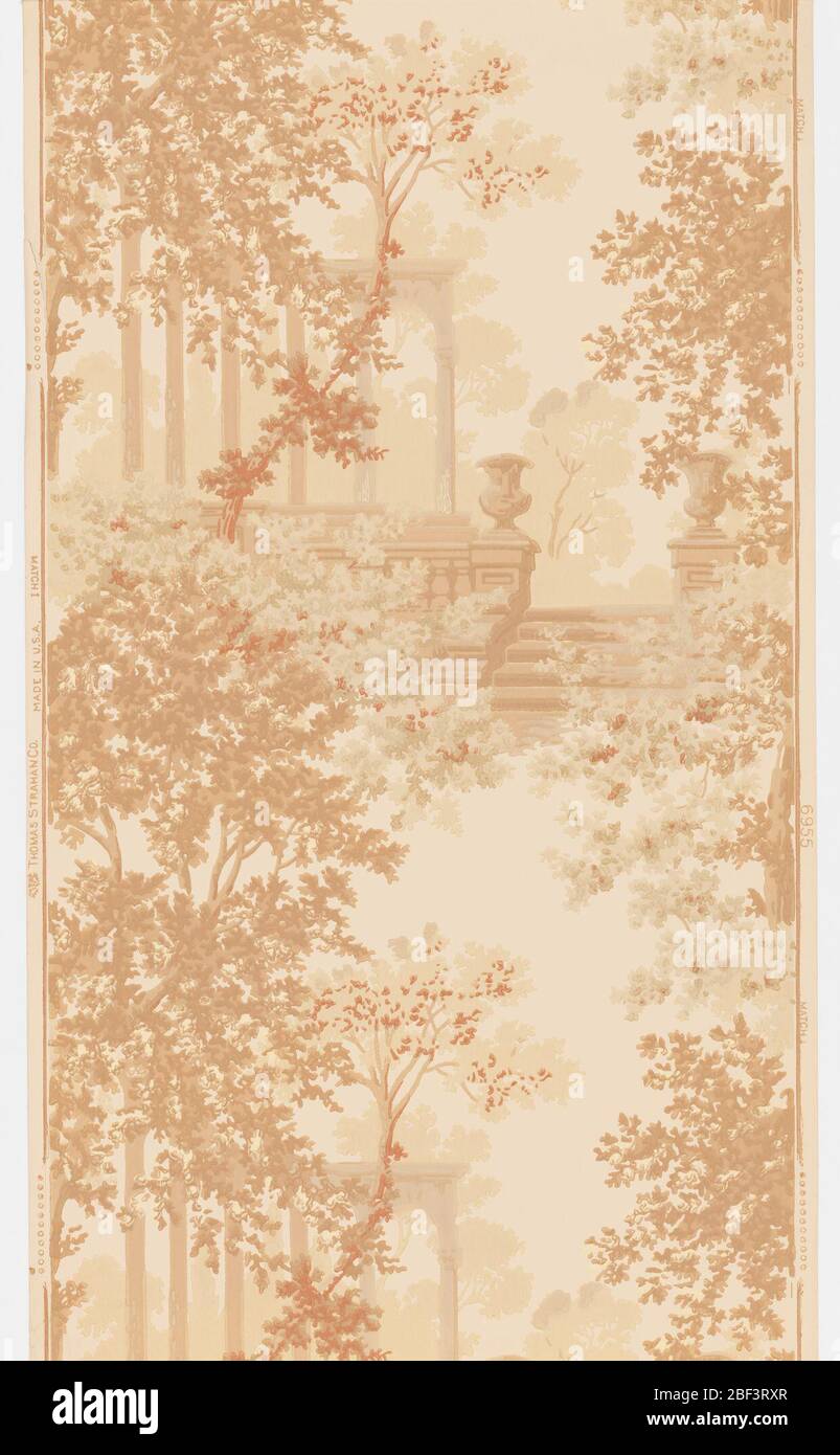 Parete laterale. Su terreno crema, disegno paesaggistico stampato in sfumature di beige e marrone. L'ambiente include alberi, scale da giardino, urne e colonne. Foto Stock