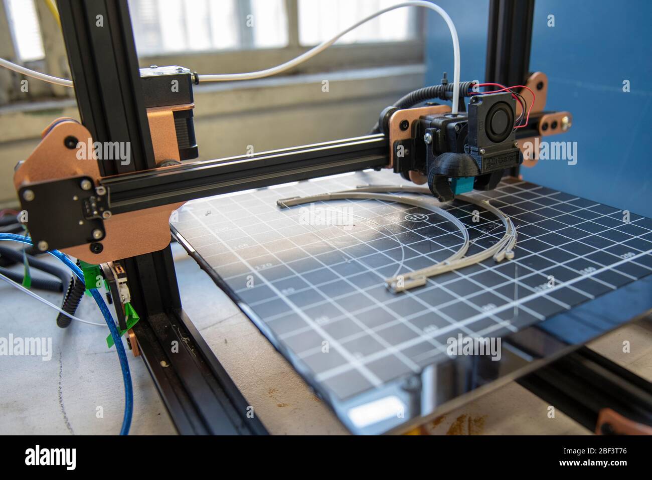 Una stampante 3-D Squadron Fabrications Flight di manutenzione 374a lavora per creare la base di uno schermo facciale approvato dagli Istituti nazionali della Salute da utilizzare come livello aggiunto di dispositivi di protezione individuale presso la base aerea di Yokota, Giappone, 2 aprile 2020. Il 374th MXS è attualmente nel processo di produzione di 200 schermi facciali da utilizzare da 374th Medical Group, 374th Security Forces Squadron, Child Development Center, e personale augmentee come il Team Yokota continua a realizzare le sue strategie di contenimento della malattia di fronte a una minaccia COVID-19 in corso. (STATI UNITI Foto dell'Air Force di staff Sergeant Matt Foto Stock
