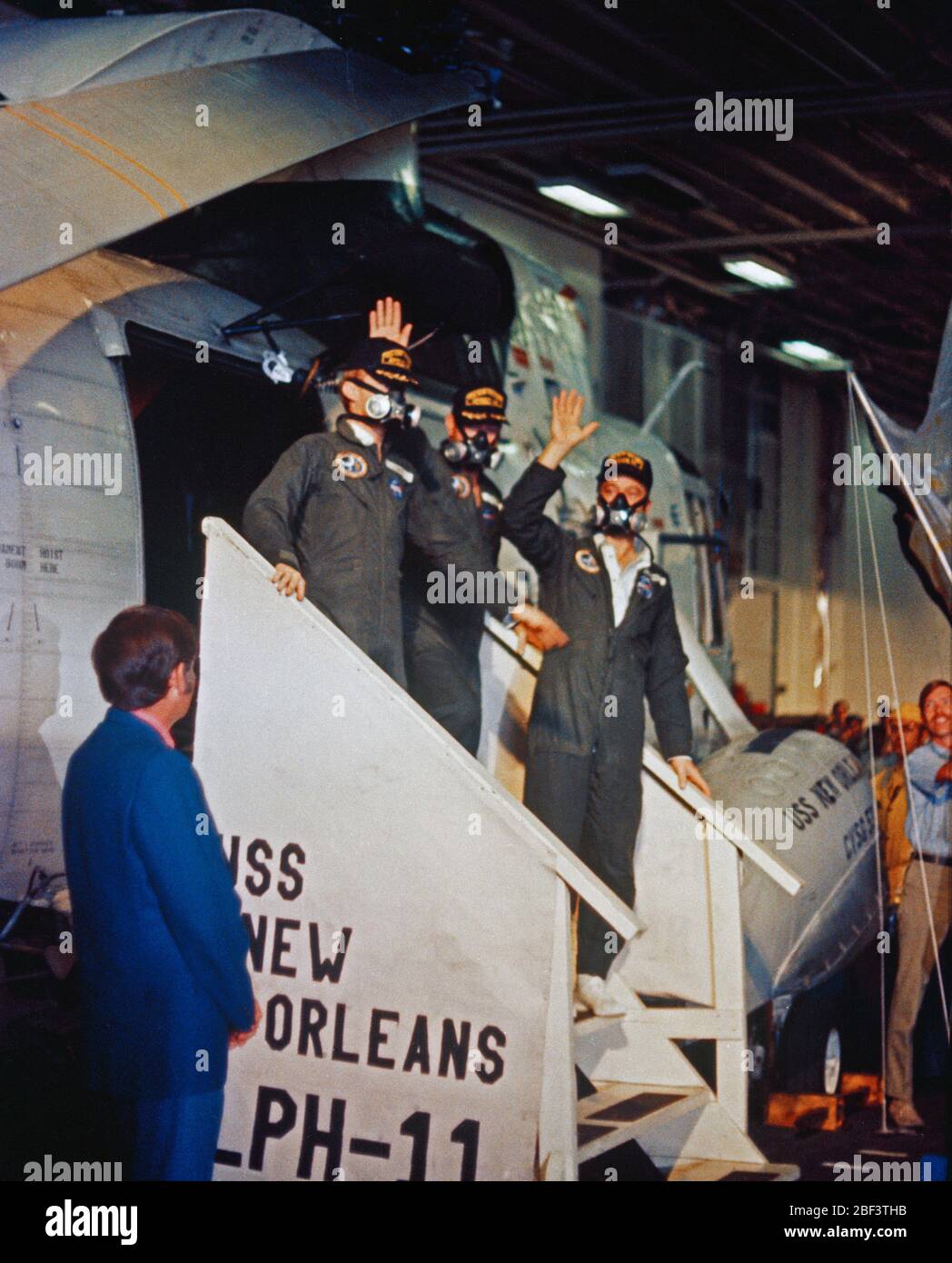 (9 febbraio 1971) --- l'Apollo 14 membri di equipaggio passo a bordo della USS New Orleans, dopo l'uscita da un U.S. Navy elicottero che recuperati i tre dal loro splashdown sito non lontano. Da sinistra a destra, gli astronauti sono Stuart A. Roosa, il pilota del modulo di comando; D. Edgar Mitchell, modulo lunare pilota; e Alan B.Shepard Jr., commander. Foto Stock