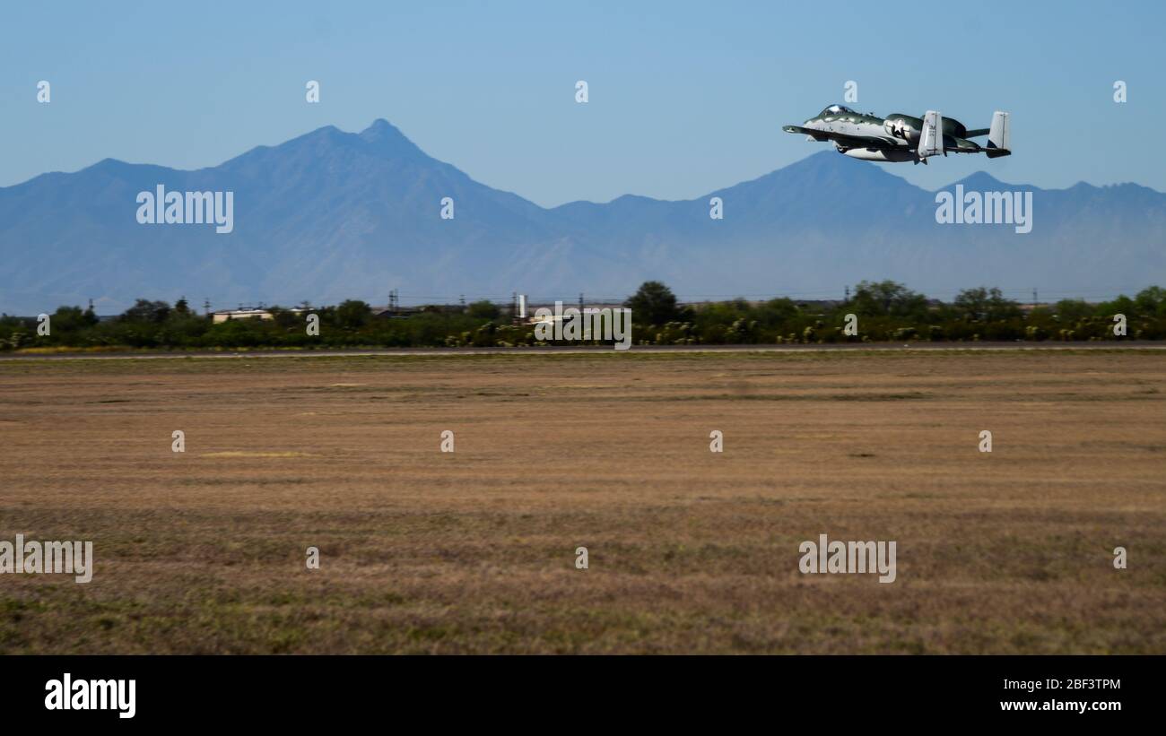 Una U.S. Air Force A-10 Thunderbolt II decollo alla base dell'aeronautica militare Davis-Monthan, Arizona, 15 aprile 2020. Questo A-10 è volato sull'Air Force Academy per la settimana di laurea per la classe di 2020. (STATI UNITI Foto dell'Air Force di Airman i Classe Jacob T. Stephens) Foto Stock
