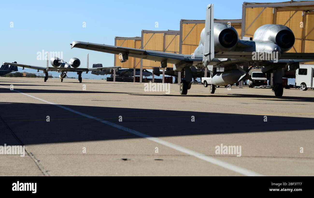 Tre taxi U.S. Air Force A-10 Thunderbolt IIS sulla linea di volo alla Davis-Monthan Air Force base, Arizona, 15 aprile 2020. Questi A-10 volarono sull'Air Force Academy per la settimana di laurea per la classe 2020. (STATI UNITI Foto dell'Air Force di Airman i Classe Jacob T. Stephens) Foto Stock
