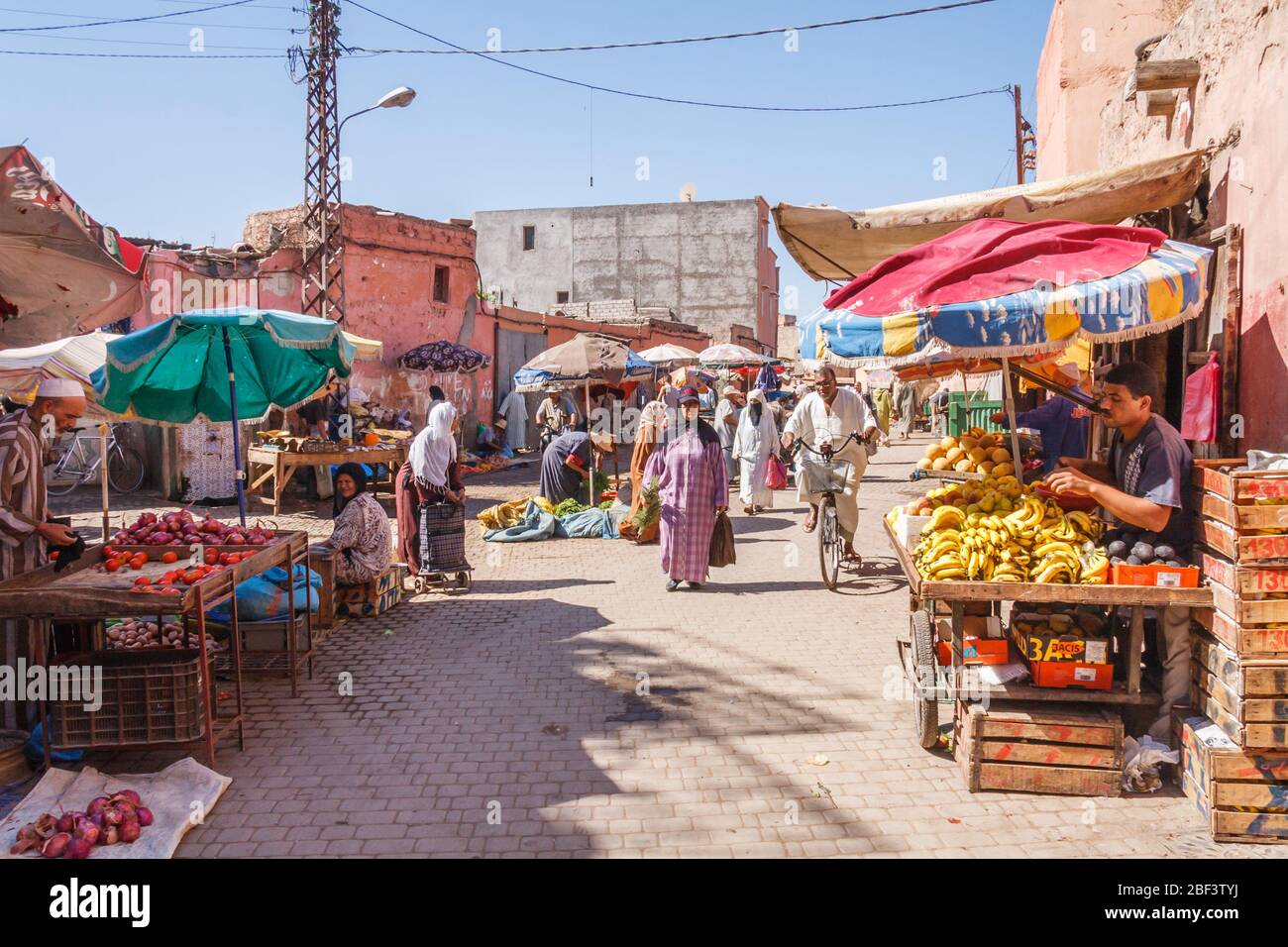 Marrakech, Marocco - 8 settembre 2010: Mercato di strada che vende verdure. I mercati sono aperti tutti i giorni. Foto Stock