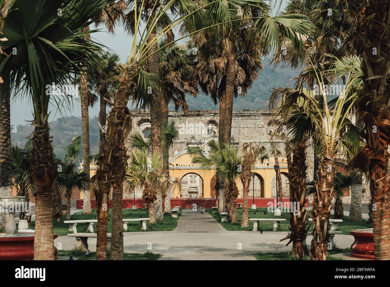 Strade vuote come coprifuoco inizia in Antigua Guatemala coloniale, una popolare destinazione turistica, le imprese chiuse a causa di coronavirus pandemic quarantena Foto Stock