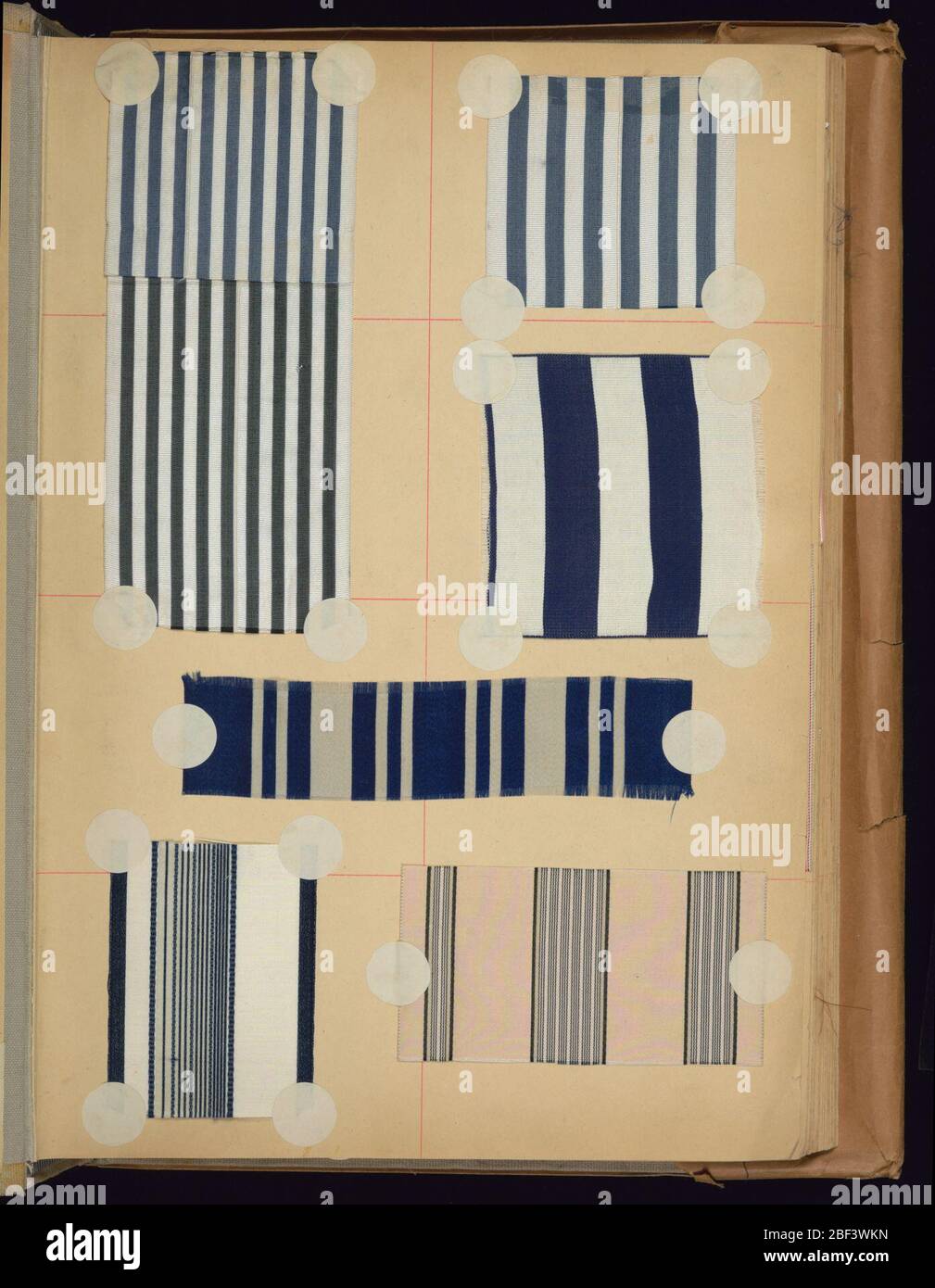 Libro di esempio. Grande libro di campioni di nastri di seta. Rilegatura in tessuto grigio. I campioni sono fissati alle pagine utilizzando adesivi rotondi bianchi. Gli adesivi contrassegnati con una "D" sono di produzione nazionale. Foto Stock