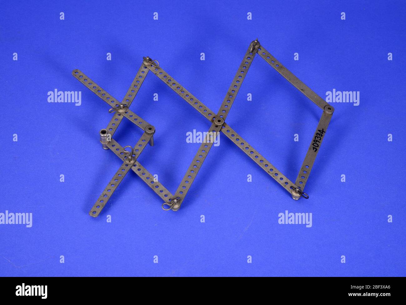 Modello DELL'Ufficio brevetti USA per un miglioramento nei pantografi di Lucien F Bruce e Newlan J Wollott. Lucien F. Bruce e Newlan J. Wollott hanno ricevuto il brevetto statunitense 118,902 per questo "miglioramento nei pantografi". Questo è il loro modello di brevetto. È composto da otto barre metalliche, due lunghe 21.6 cm. E sei lunghe 11 cm. Foto Stock