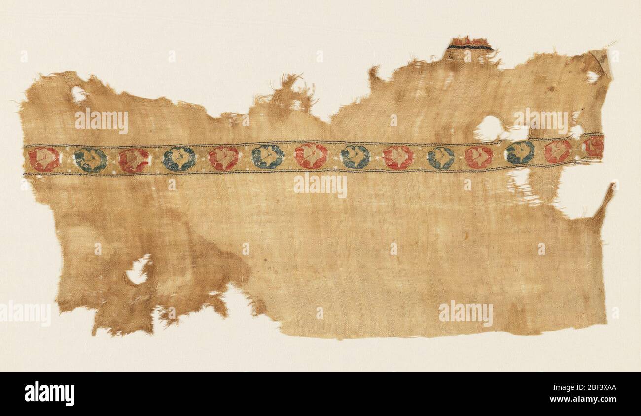 Frammento di Tiraz. Frammento di lino di colore naturale di Tiraz con un nastro largo due centimetri di medaglioni di arazzi di seta multicolore con forme a forma di uccello. Frammento di cimosa su un lato. Forse dal periodo Fatamid. Foto Stock Frammento di Tiraz. Frammento di lino di colore naturale di Tiraz con un nastro largo due centimetri di medaglioni di arazzi di seta multicolore con forme a forma di uccello. Frammento di cimosa su un lato. Forse dal periodo Fatamid. Foto Stock