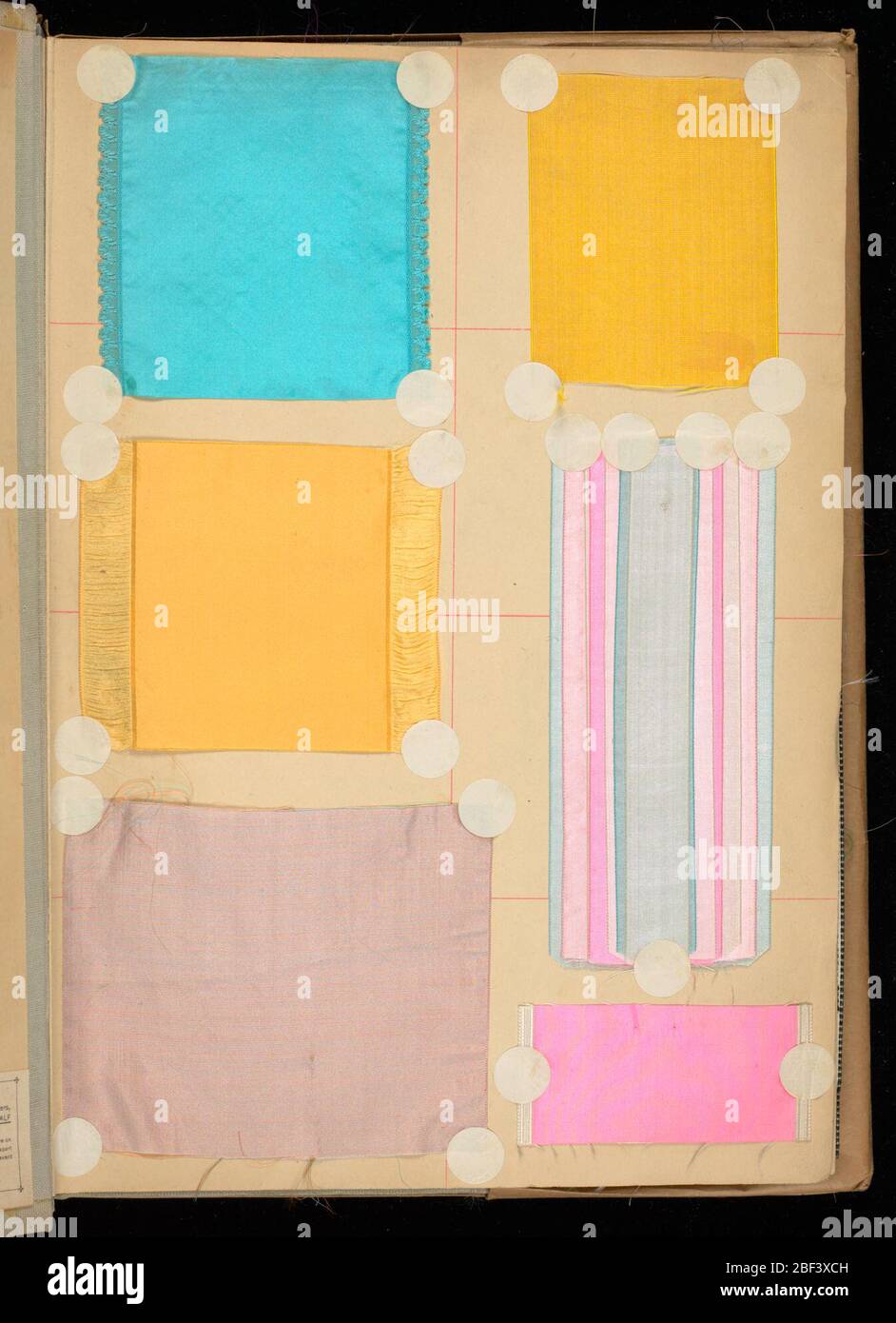 Libro di esempio. Grande libro di campioni di nastri di seta. Rilegatura in tessuto grigio. Gli adesivi contrassegnati con una "D" sono di produzione nazionale. Foto Stock