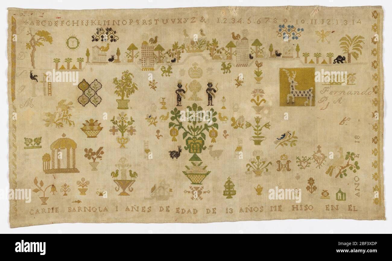 Campionatore. Mentre il lino lavorava in seta multicolore, ora sbiadita, in un disegno di fiori, animali, persone, motivi architettonici, numeri e alfabeti. Foto Stock