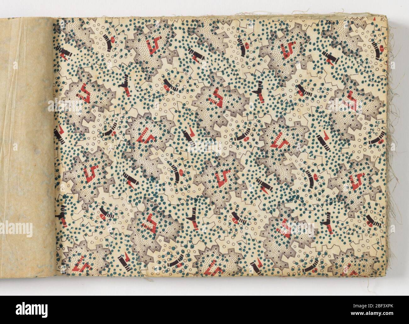 Libro di esempio. Il libro oblungo con copertine di cartone blu contiene 46 campioni di cotone stampato; due sono stati tagliati a metà. Sei modelli individuali bilanciano duplicati. I disegni sono di piccola scala, stampati principalmente in rosso brillante, verde blu e marrone scuro. Foto Stock