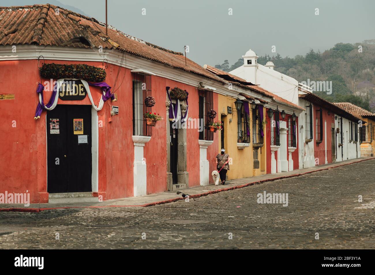 Strade vuote come coprifuoco inizia in Antigua Guatemala coloniale, una popolare destinazione turistica, le imprese chiuse a causa di coronavirus pandemic quarantena Foto Stock