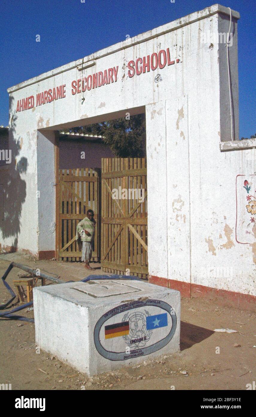 1993 - l'ingresso a una scuola di somali in Belet Weyne. Il contingente tedesco, in Somalia il supporto di continuare l'Operazione Speranza ha contribuito a ristabilire la scuola attraverso la donazione di materiali di consumo e di personale. Foto Stock