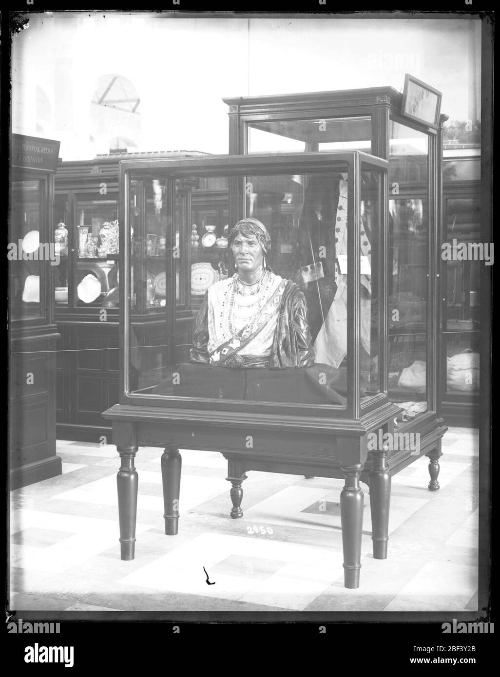 Esposizioni di etnologia. Nota anche come 2950.Vedi anche Record Unit 95, Box 43, Folder 35.Ethnology espone nel Museo Nazionale degli Stati Uniti, ora noto come Arts and Industries Building, con caso mostra con busto del leader Seminole Osceola e casi con reliquie di George Washington nella parte posteriore Foto Stock