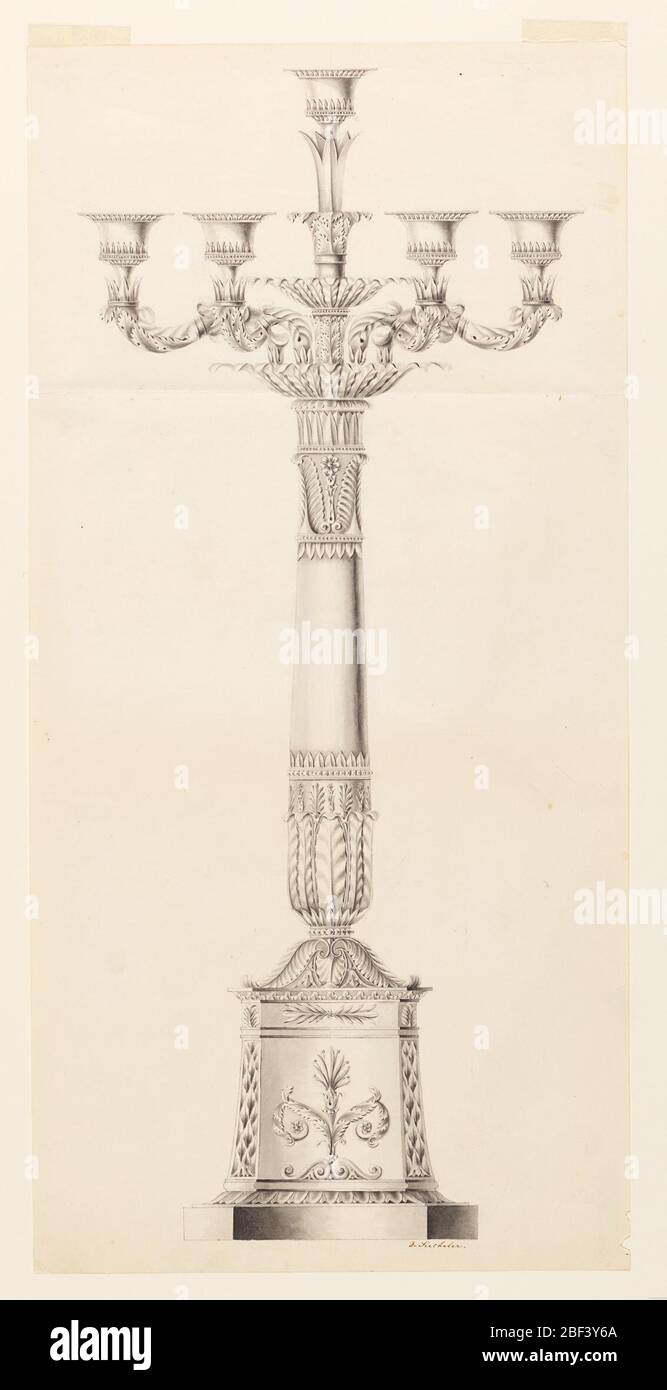 Design per un candeliere. L'albero è costituito da una colonna che si trova su un piedistallo alto e mostra un palmeto nel pannello anteriore del controbattitore. Plinto ottagonale e quattro prese su rami e una centrale che sale da una calice sul capitale Foto Stock