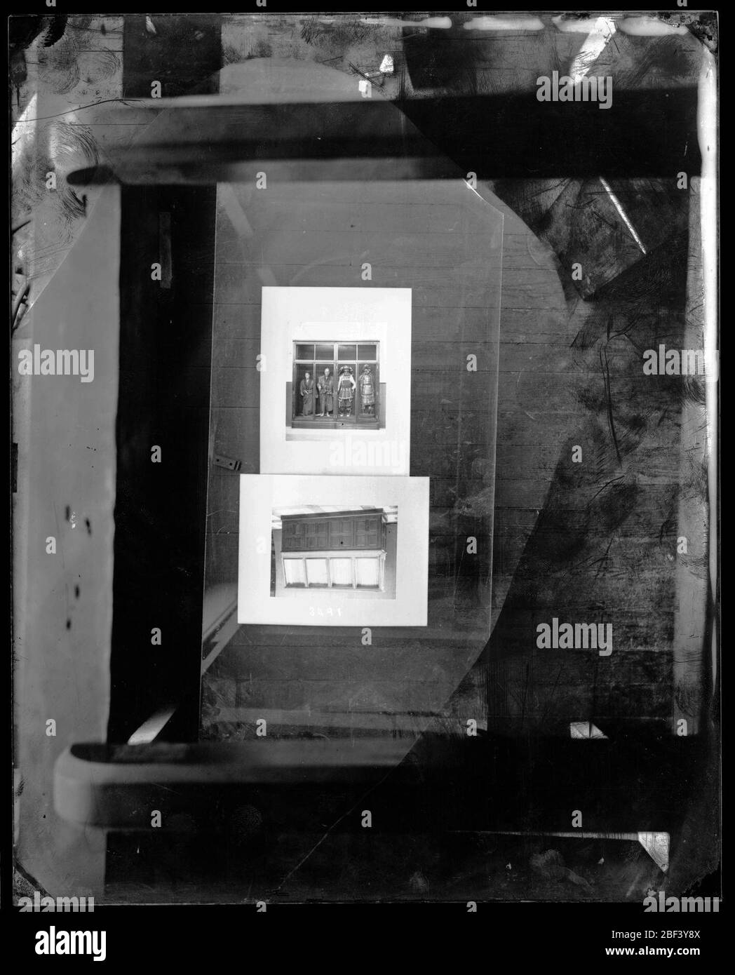 Presentazione della fotografia per il rapporto annuale. Conosciuto anche come RU95 Box76 042 [SPI 2076] e 3491.Vedi anche unità Record 95, Box 76.due fotografie: (In alto) quattro manichini in costumi giapponesi in custodia; (in basso - capovolta) custodia vuota nel Museo Nazionale degli Stati Uniti, ora noto come la costruzione delle Arti e delle Industrie Foto Stock