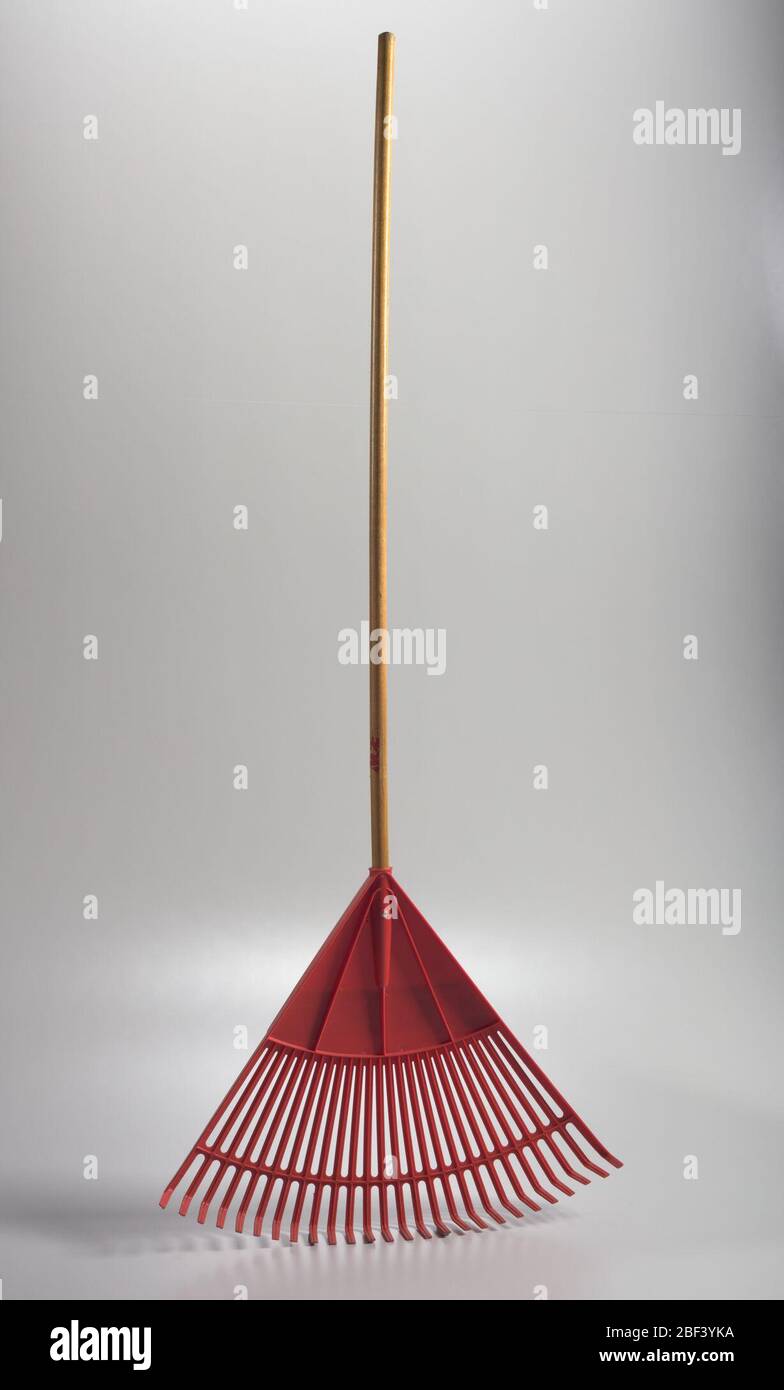 Rake usato dai membri della comunità per ripulire dopo le proteste di Baltimora. Un rastrello rosso in plastica con manico di legno usato per pulire gli sforzi dopo i disordini di Baltimora nel 2015. Il manico di legno si inserisce nella testa di plastica del rastrello. I denti sono curvi. Un'etichetta è ancora aderente alla testa. Foto Stock Rake usato dai membri della comunità per ripulire dopo le proteste di Baltimora. Un rastrello rosso in plastica con manico di legno usato per pulire gli sforzi dopo i disordini di Baltimora nel 2015. Il manico di legno si inserisce nella testa di plastica del rastrello. I denti sono curvi. Un'etichetta è ancora aderente alla testa. Foto Stock