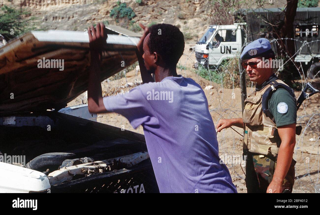 Un soldato belga esegue un controllo di sicurezza di un veicolo cercando di inserire il composto in Kismayo. Il contingente belga è parte delle forze delle Nazioni Unite in Somalia a sostegno di funzionamento continua a sperare. Foto Stock