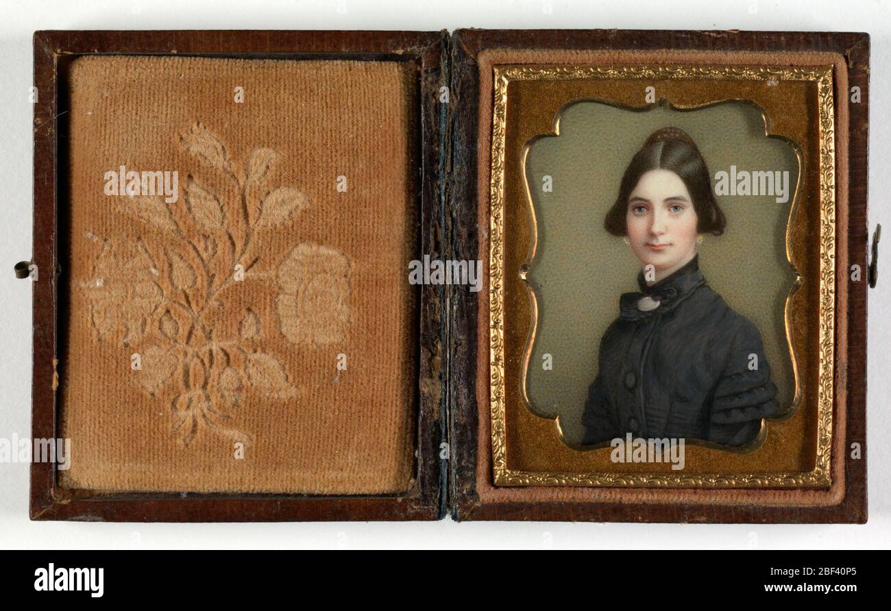 Ritratto di una Signora. La signora in questo ritratto indossa i suoi capelli tirati sopra le sue orecchie e legati in un nodo alla parte posteriore, uno stile che era di moda per le donne più anziane durante la metà del diciannovesimo secolo. Foto Stock