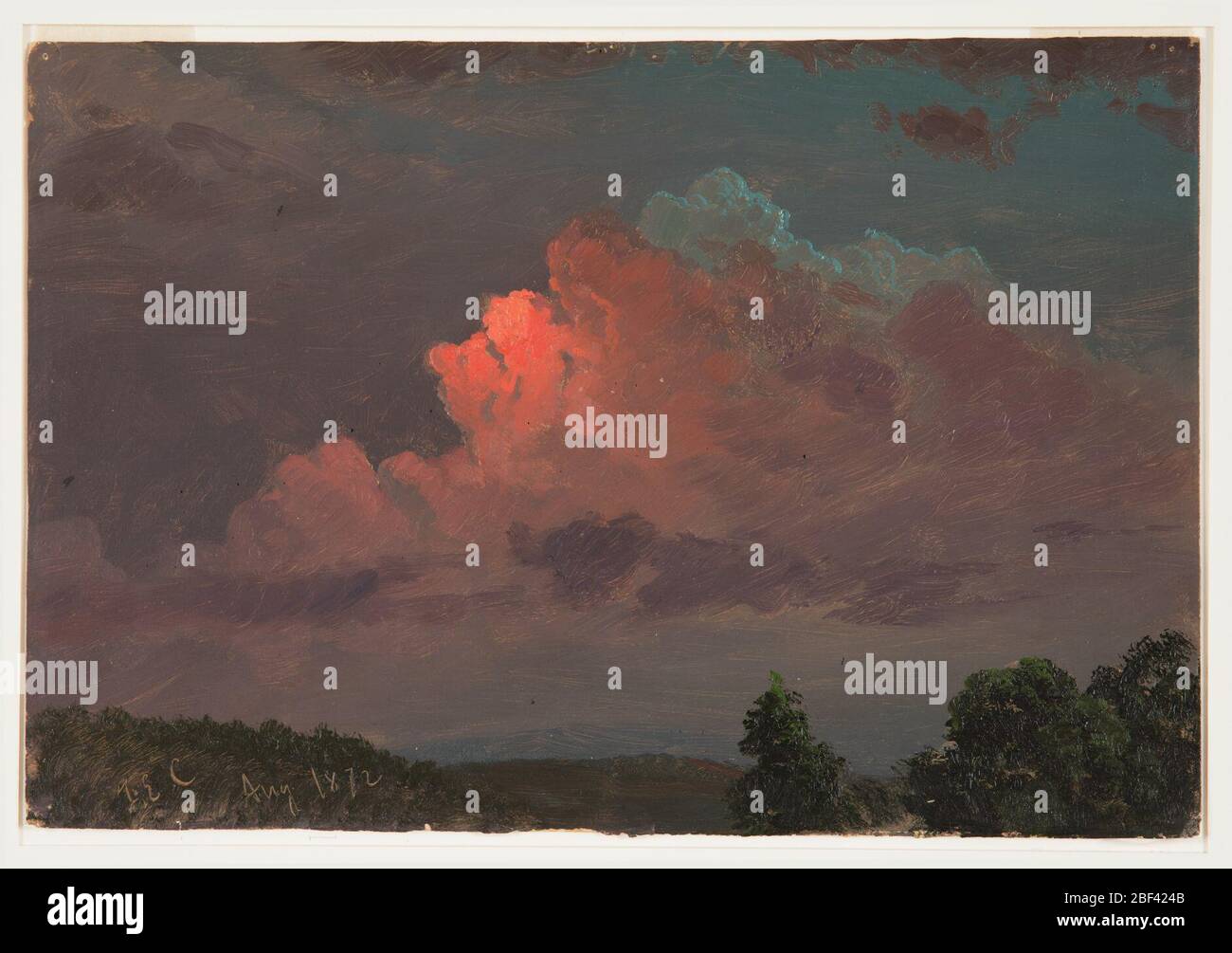 Notte vicino Olana. Vista orizzontale del cielo scuro con nuvole, alcune delle quali sono arrossate, su una serie boscosa di colline. Foto Stock