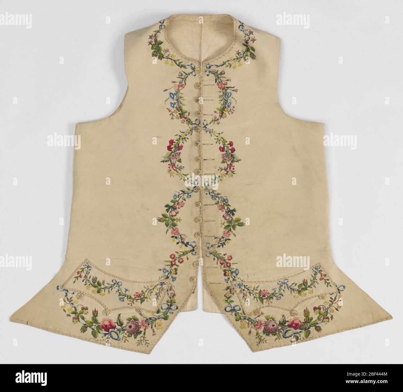 Gilet. Gilet per Signore in seta avorio con ricamo su colletto, tasche, fronte centrale e bordo inferiore. Ricamato in 22 tonalità di seta con ghirlande floreali che formano cerchi sul fronte centrale quando il gilet è abbottonato. Foto Stock