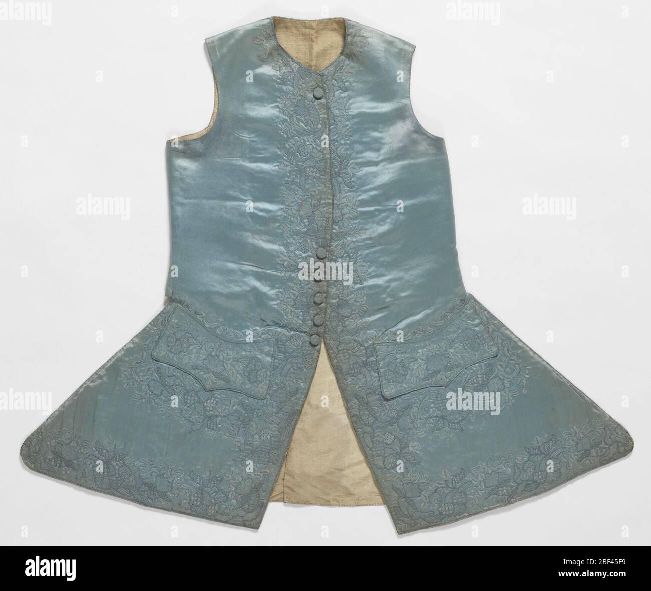 Gilet. Il gilet di gentleman, con bordo pieno, di raso blu con ricamo monocromatico di forme floreali, lavorava pesantemente lungo i bordi anteriore e inferiore e l'area tasca. Fodera in moire di seta bianca in gonna. Foto Stock