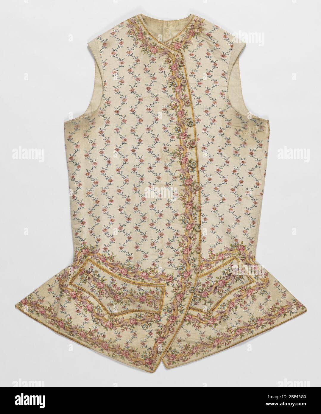 Gilet. Gilet di seta avorio per Signore con un motivo interamente dipinto di piccoli fiori rosa su una vite blu curvata, con un bordo di rose su un reticolo giallo al bordo del collo, fronte centrale, bordo inferiore e tasche. Foto Stock