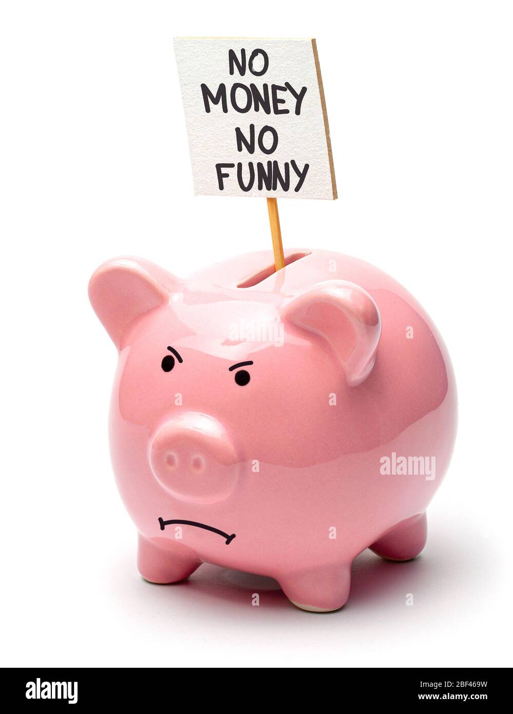 Niente soldi, niente buffi. Piggy bank rosa con un poster isolato su uno sfondo bianco. Faccia di maiale malvagia. Foto Stock