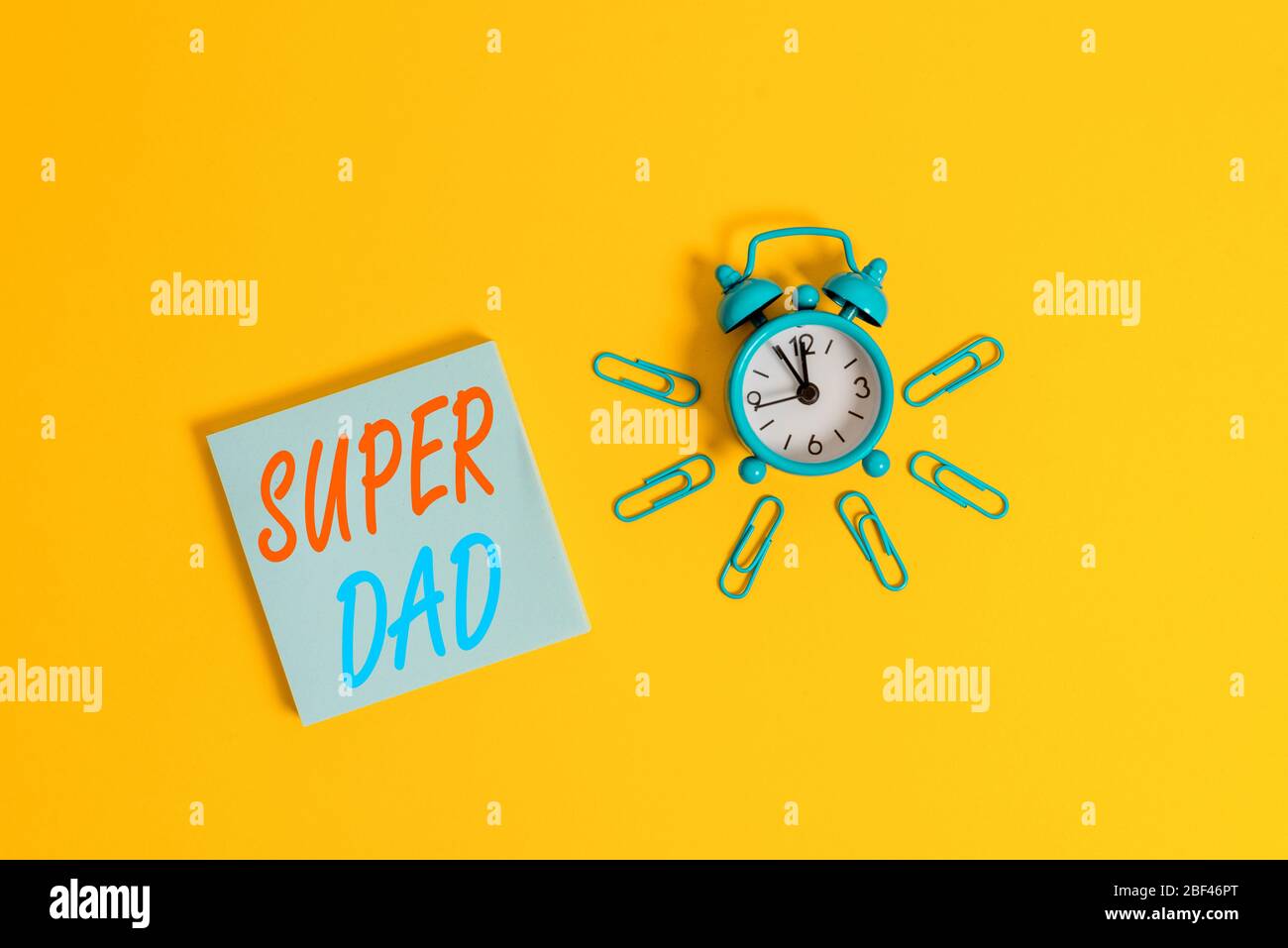 Scrittura concettuale a mano che mostra Super papà. Concetto che significa bambini idolo e super eroe un'ispirazione per guardare su metallo vintage orologio clip Foto Stock