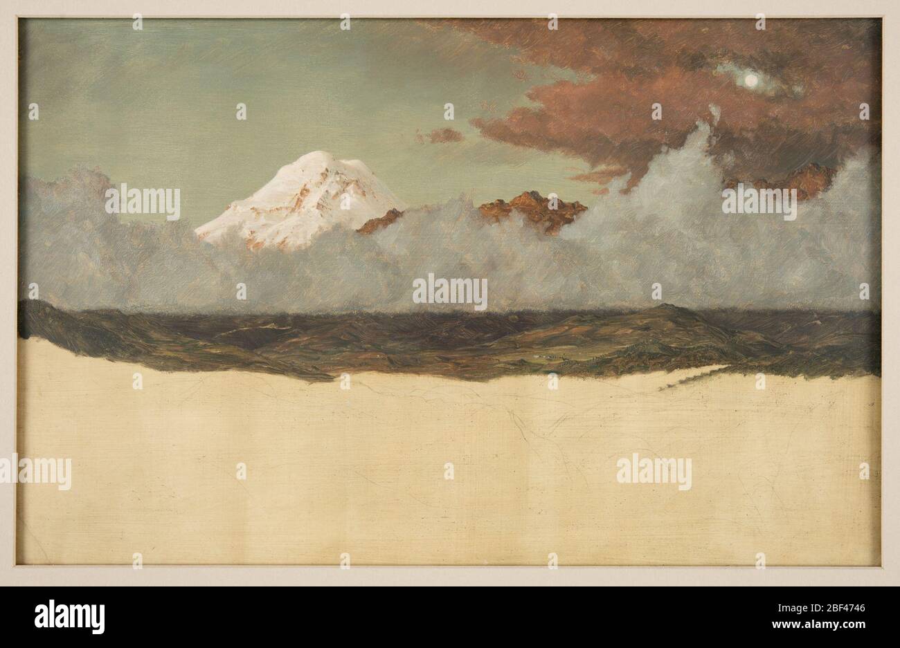 Montare Chimborazo attraverso il Rising Mist e le nuvole. La vetta innevata si innalza sopra la gamma a sinistra, circondata da nebbia grigia. La Luna appare a destra attraverso le nuvole scure. Il primo piano color ocra contiene i piedi e le notazioni grafiche schematiche del paesaggio. Foto Stock