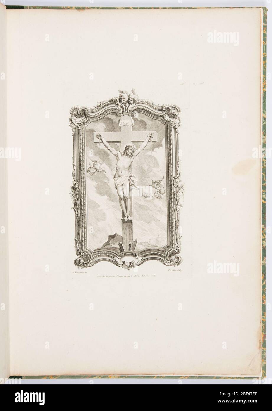 Cristo sulla Croce piatto 118 in oeuvres de JusteAurle Meissonnier opere di JusteAurle Meissonnier. Incorniciato Cristo sulla croce. Cornice decorata con teste di putti, canne e fogliame. Sopra Cristo, sulla croce scritta: J. N. R. J. cinque putti si dirigono nel cielo intorno a Cristo, le cui palme sanguinano. Foto Stock