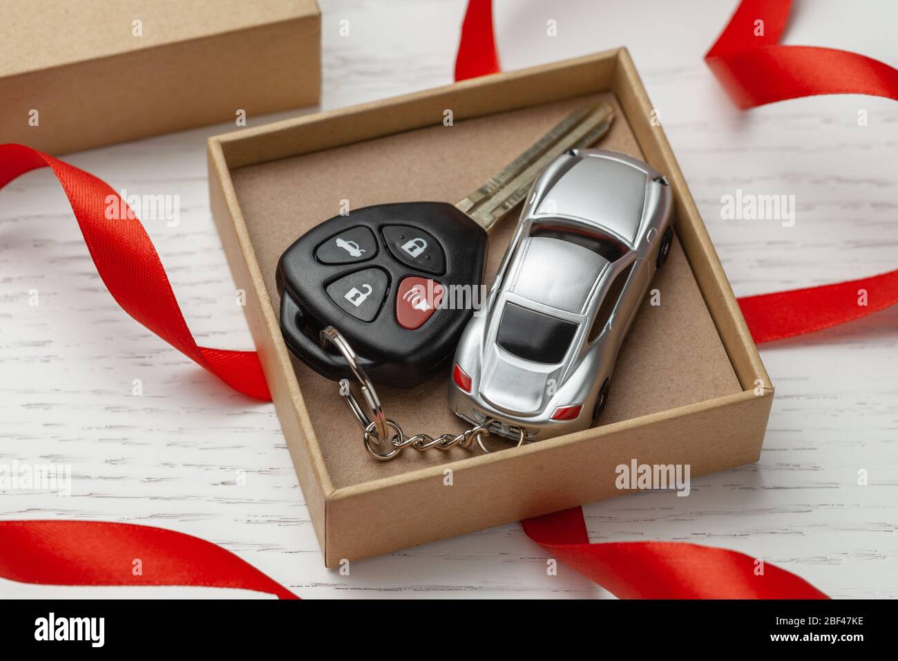 Chiavi per auto con telecomando di sicurezza e portachiavi auto nastro  rosso e scatola regalo Foto stock - Alamy