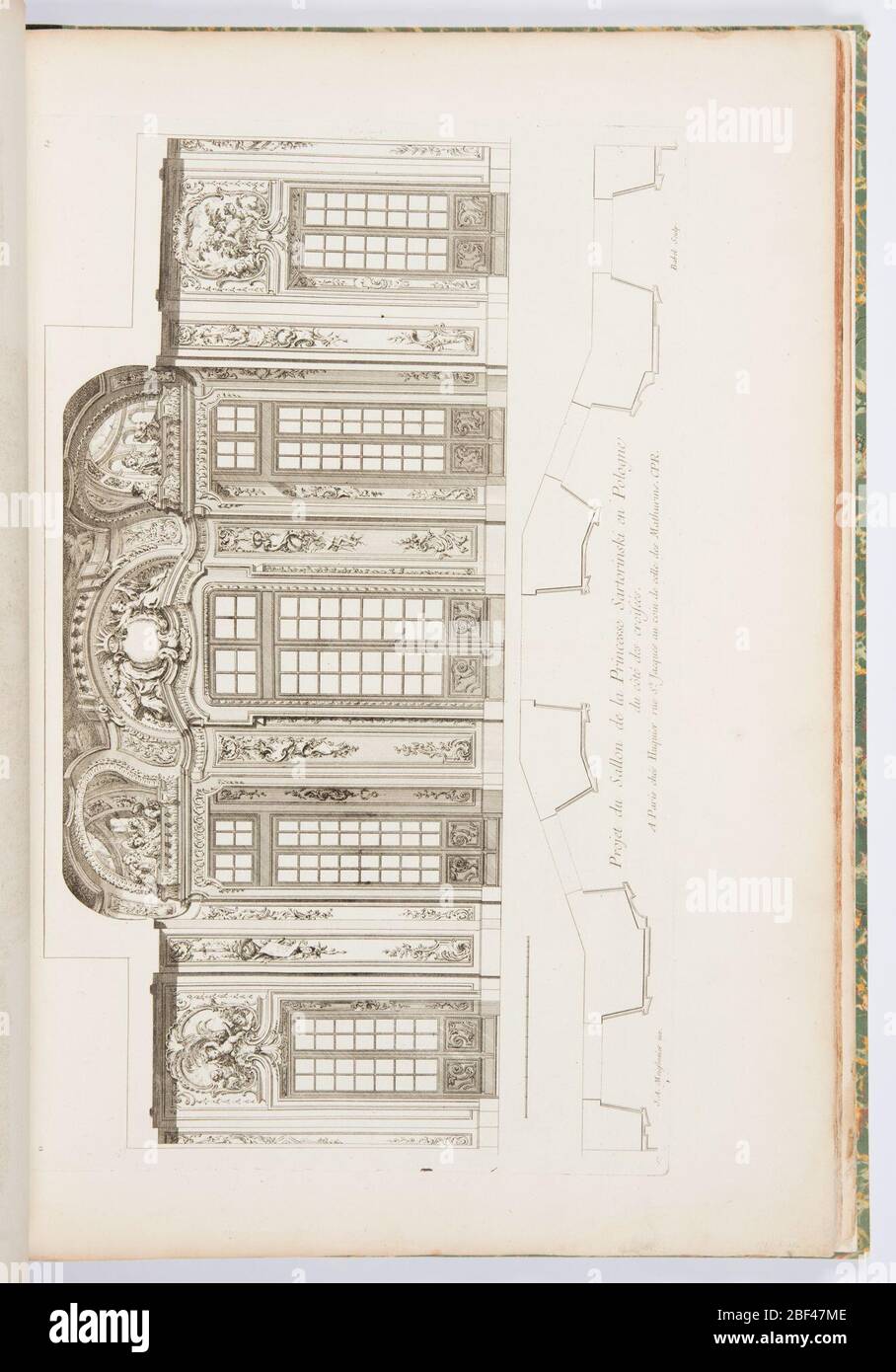 Projet du Sallon de la Princesse Sartorinski en Pologne progetto per il Salone della Principessa Czartoryski in Polonia Plate 84 di oeuvres de JusteAurle Meissonnier opere di JusteAurle Meissonnier. Vista simmetrica della decorazione interna del salone con cinque finestre doppie, ognuna con aggrappamento ornato. Foto Stock