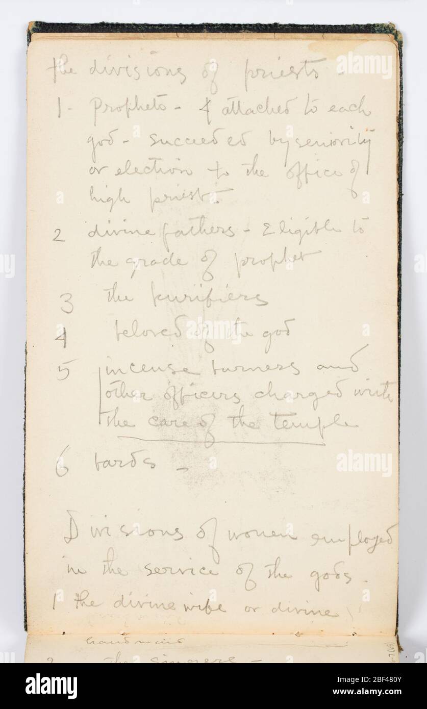 Pagina del libro degli scarabelli la divisione dei sacerdoti. Recto: Note sulla divisione dei sacerdoti e le divisioni delle donne impiegate al servizio degli dei.verso: Nota sugli antichi dei egiziani nelle triadi. Due schizzi di sacerdoti egiziani con testa calva, rivolti a sinistra, uno in pelle leopardo. Foto Stock