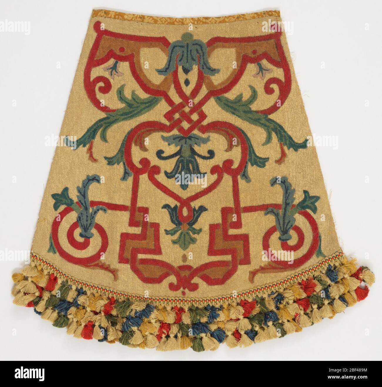 Appendiabiti. Due serie di tende e sei valenze (tre per il letto e tre per il tester). Il design è uno dei cartoni di scene di genere alternate a grottesche e strapwork in colori brillanti su uno sfondo bianco. Foto Stock