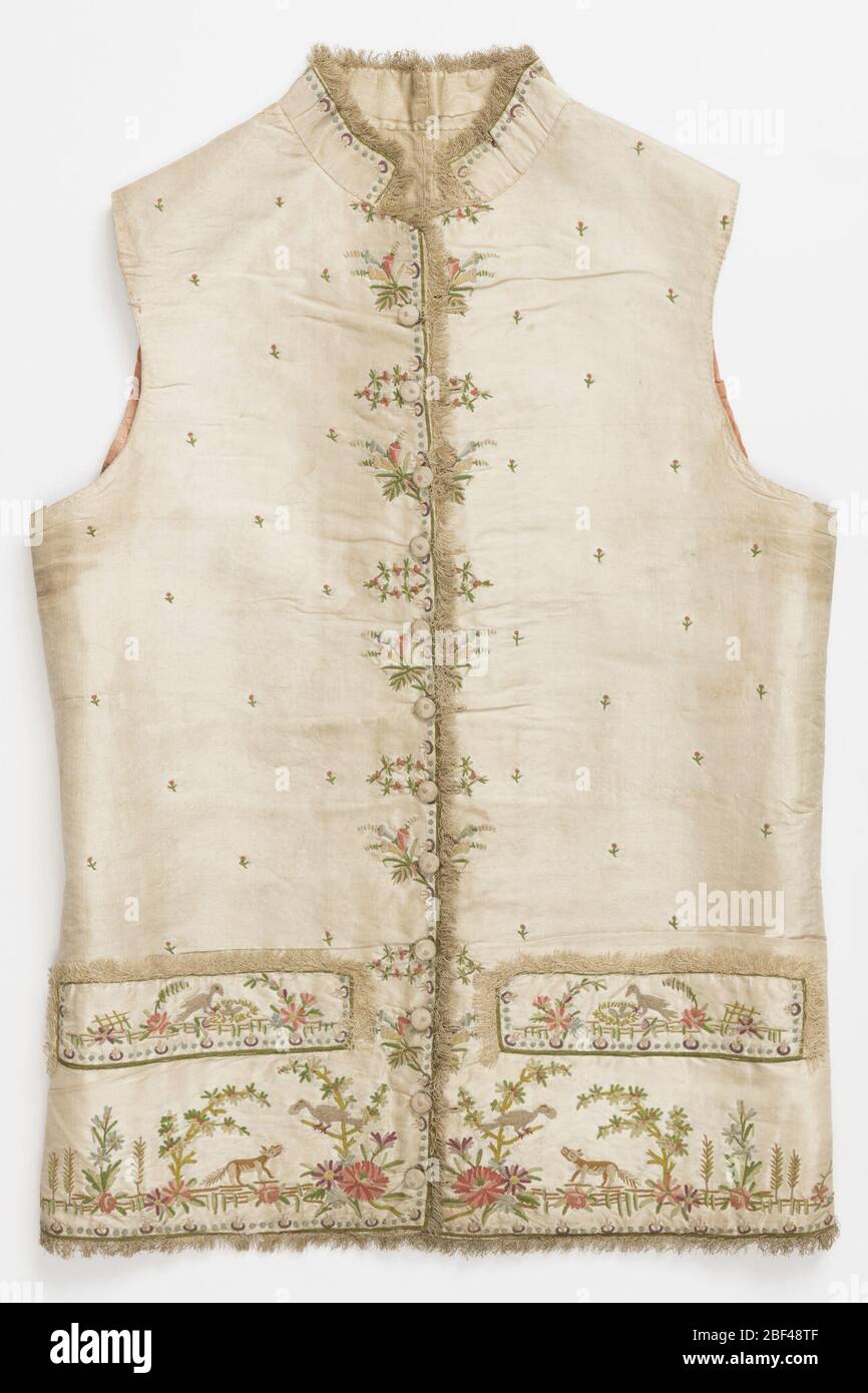 Gilet. Gilet in taffeta color crema ricamato in seta multicolore con punto a catena. Leggenda della volpe e del corvo attraverso il fondo e la tasca patta. Spruzzi di fiori su bottonholes. Gilet in stile tardo XVIII secolo con fondo diritto e colletto in piedi. Foto Stock