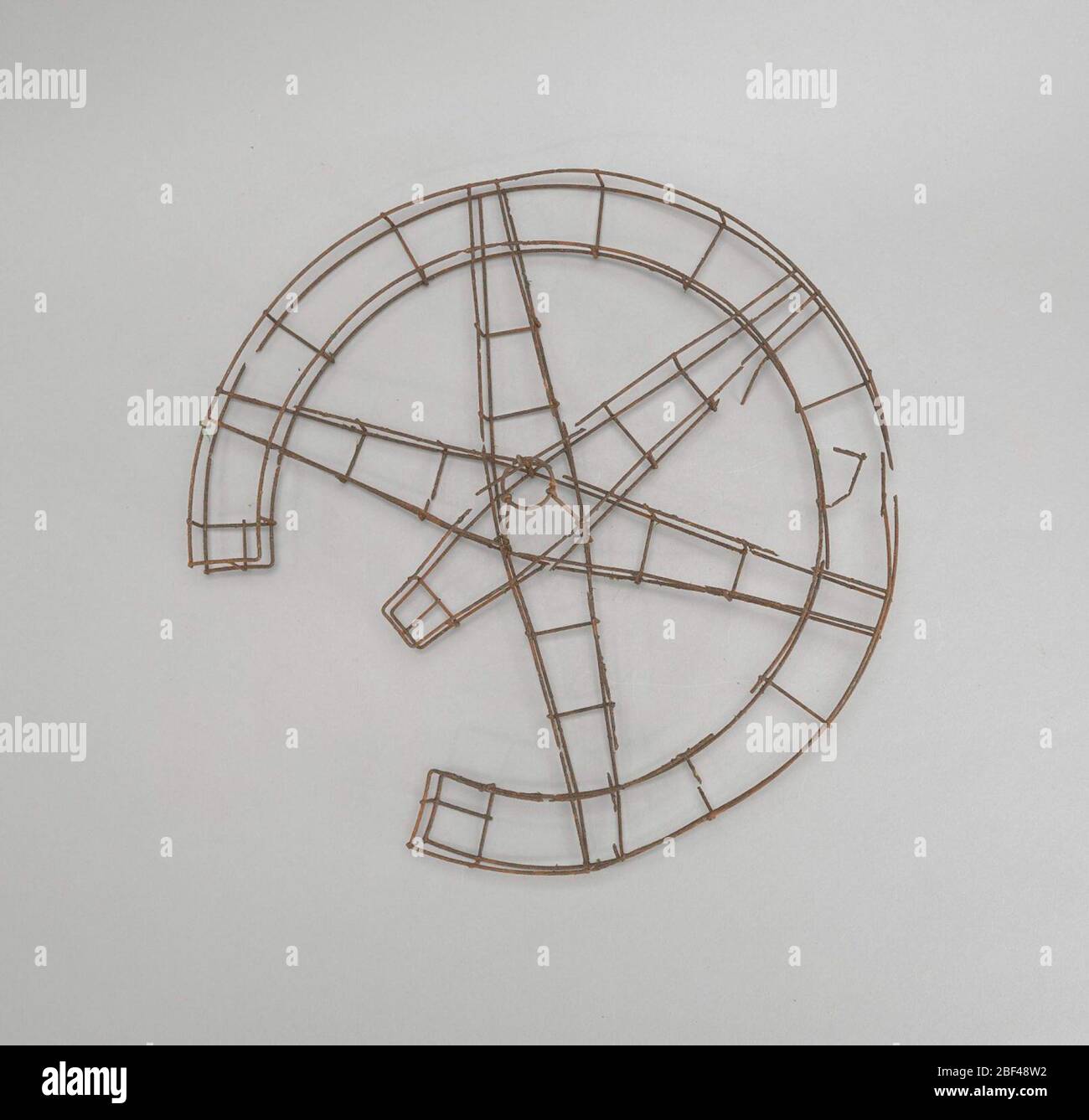 Telaio del filo rotto ruota. Alcuni dei disegni più popolari nei fiori funerali nel tardo diciannovesimo secolo erano quelli che hanno attratto al sentimentalismo del periodo. Questi disegni della cornice del fiore erano sia decorativi che più personali nei loro riferimenti. Foto Stock