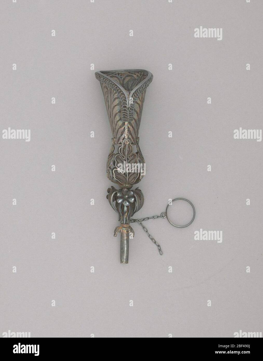 Filigrana portamazzette. Portadocumenti in filigrana argento con base mancante. Il vaso a forma di imbuto è composto da intricato filigrana sovrapposto con foglie seghettate e filigrane. Il bordo sostanziale del vaso si tuffa nella parte anteriore ed è ornato con anelli applicati di filo penzolante. Foto Stock