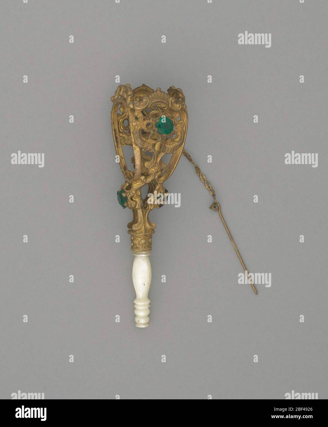 Porta bouquet orlato madreperla con manico in perla. Ottone dorato(?) vaso con pietre di vetro verdi. Nello stile del XVIII secolo, la lavorazione in metallo stampata crea una cornice ornata per la quale sarebbero stati posti due specchi ovali, oltre a creare gli altri due lati del vaso. Foto Stock