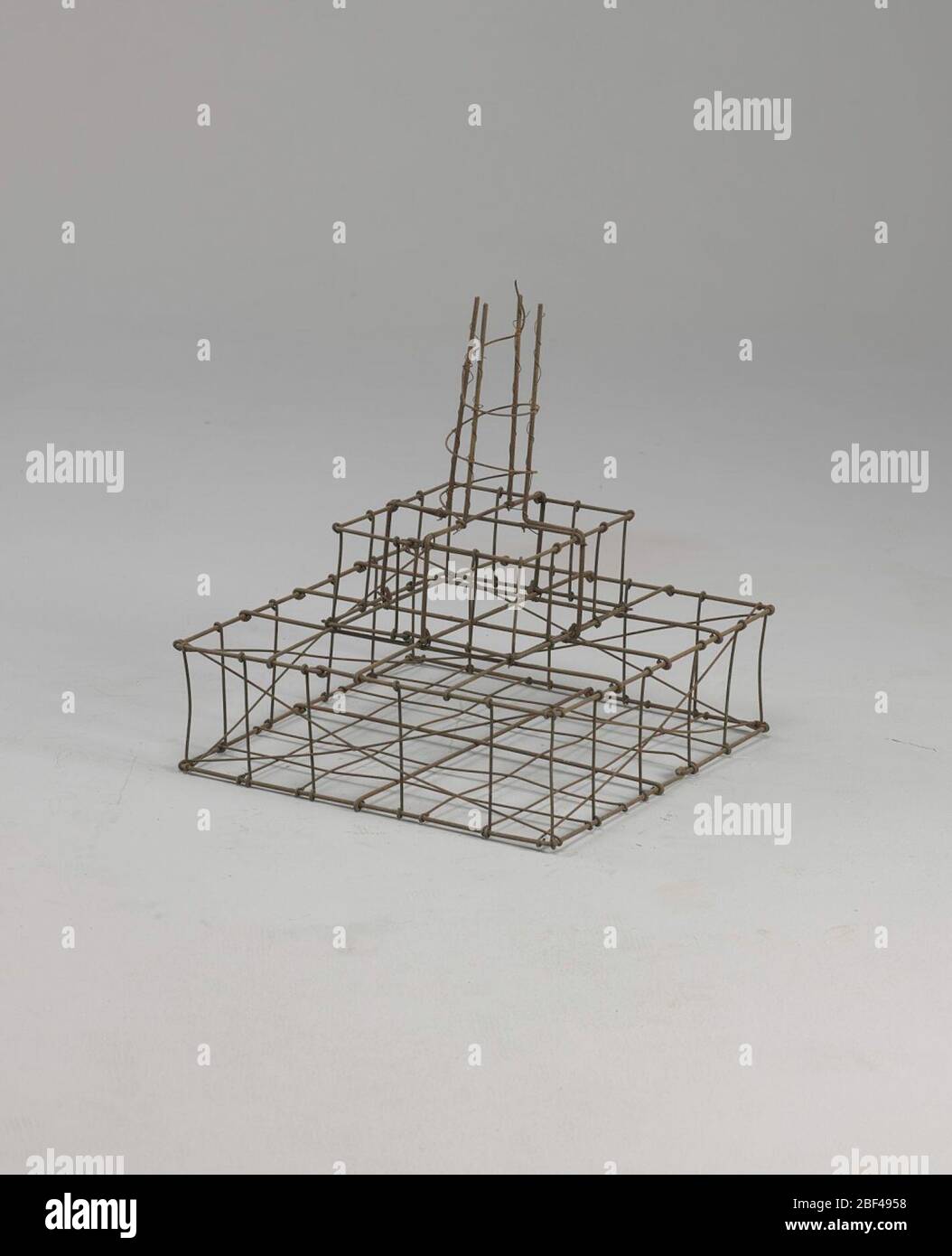 Telaio del filo rotto base colonna. Alcuni dei disegni più popolari nei fiori funerali nel tardo diciannovesimo secolo erano quelli che hanno attratto al sentimentalismo del periodo. Questi disegni della cornice del fiore erano sia decorativi che più personali nei loro riferimenti. Foto Stock