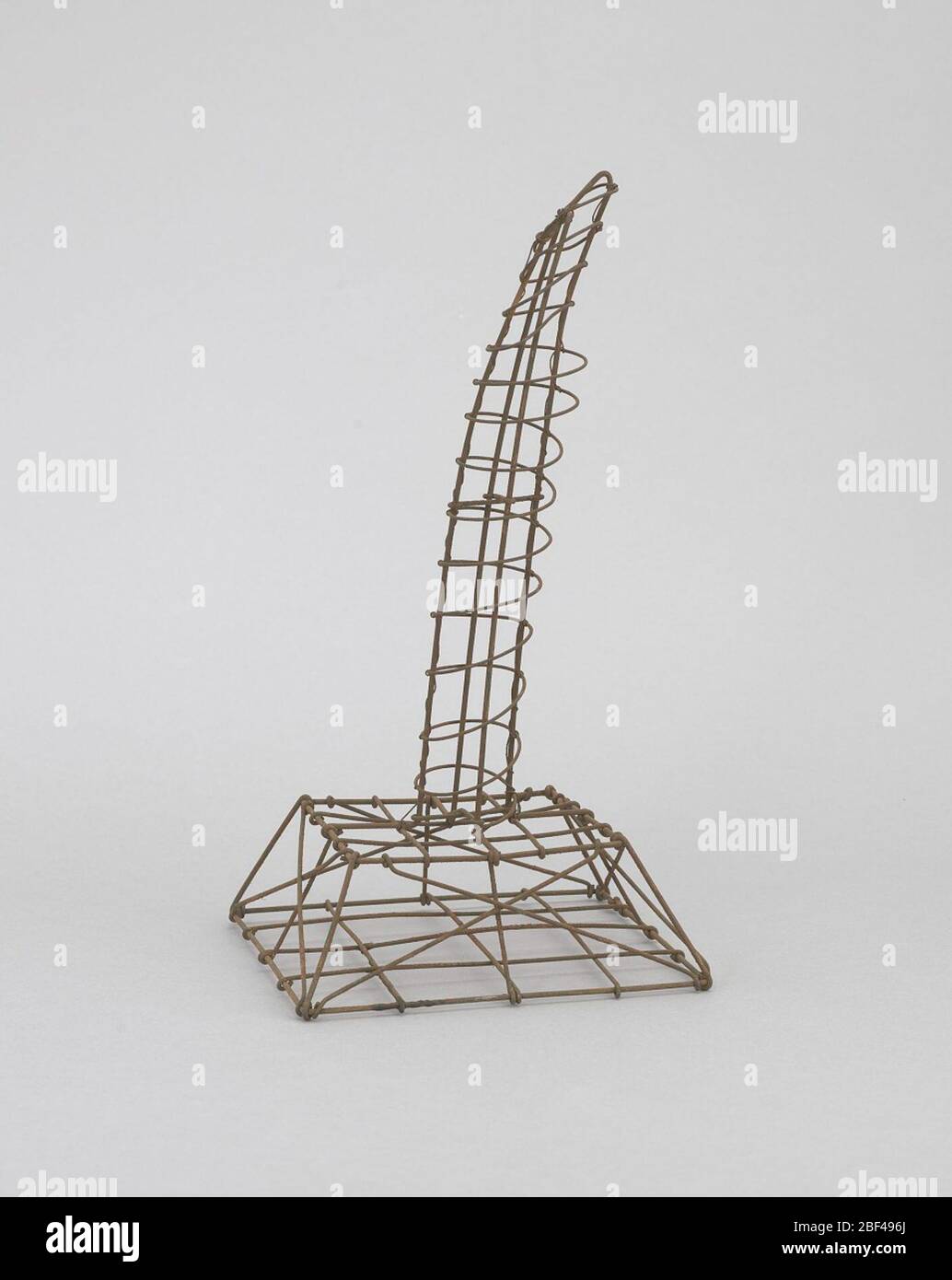 Telaio filo rotto colonna. Alcuni dei disegni più popolari nei fiori funerali nel tardo diciannovesimo secolo erano quelli che hanno attratto al sentimentalismo del periodo. Questi disegni della cornice del fiore erano sia decorativi che più personali nei loro riferimenti. Foto Stock