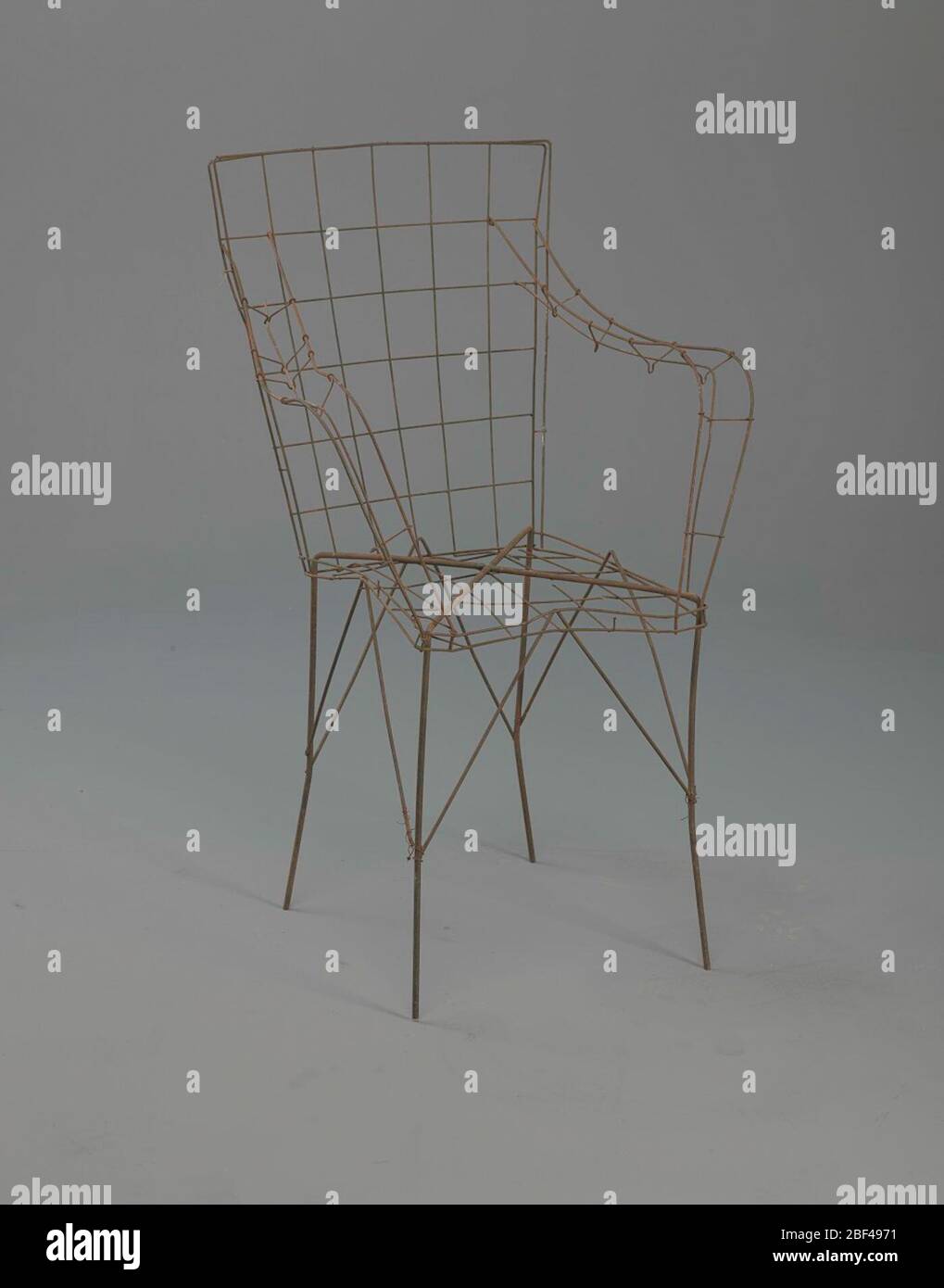 Poltrona con struttura a filo. Alcuni dei disegni più popolari nei fiori funerali nel tardo diciannovesimo secolo erano quelli che hanno attratto al sentimentalismo del periodo. Questi disegni della cornice del fiore erano sia decorativi che più personali nei loro riferimenti. Foto Stock