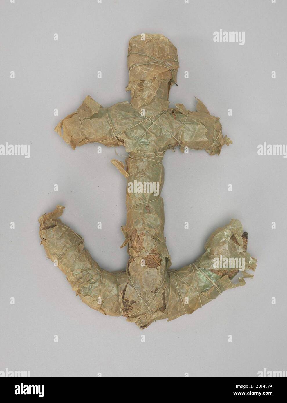 Ancoraggio per telaio in filo avvolto con carta verde. La disposizione del fiore di ancoraggio era difficile da disporre. Ha richiesto lavoro stretto e la definizione precisa, o la forma della cornice del fiore sarebbe persa. Era opportuno inviare al funerale di uomini o donne di ogni età. Foto Stock