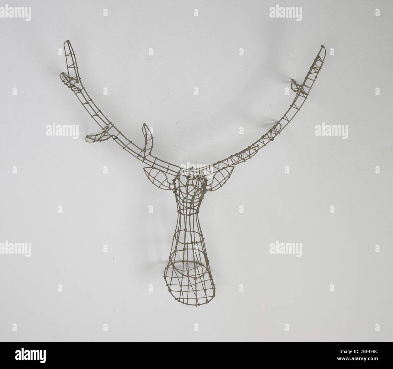 Testa a testa con telaio a filo. Era comune per le organizzazioni sociali o di affari inviare fiori ai funerali dei membri deceduti nei secoli di fine diciannovesimo e di inizio ventesimo. Foto Stock