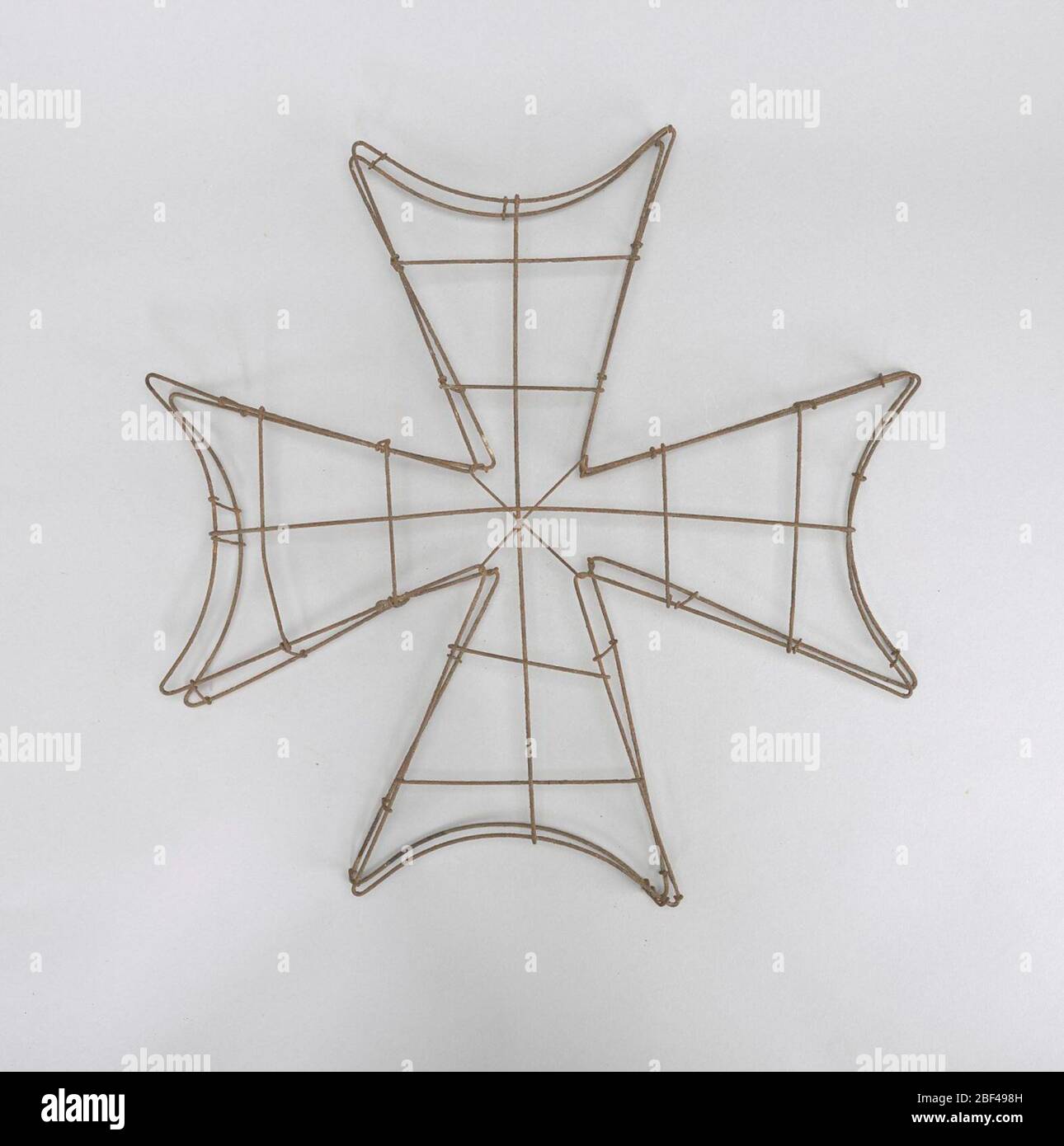 Telaio a filo croce maltese. Era comune per le organizzazioni sociali o di affari inviare fiori ai funerali dei membri deceduti nei secoli di fine diciannovesimo e di inizio ventesimo. Foto Stock